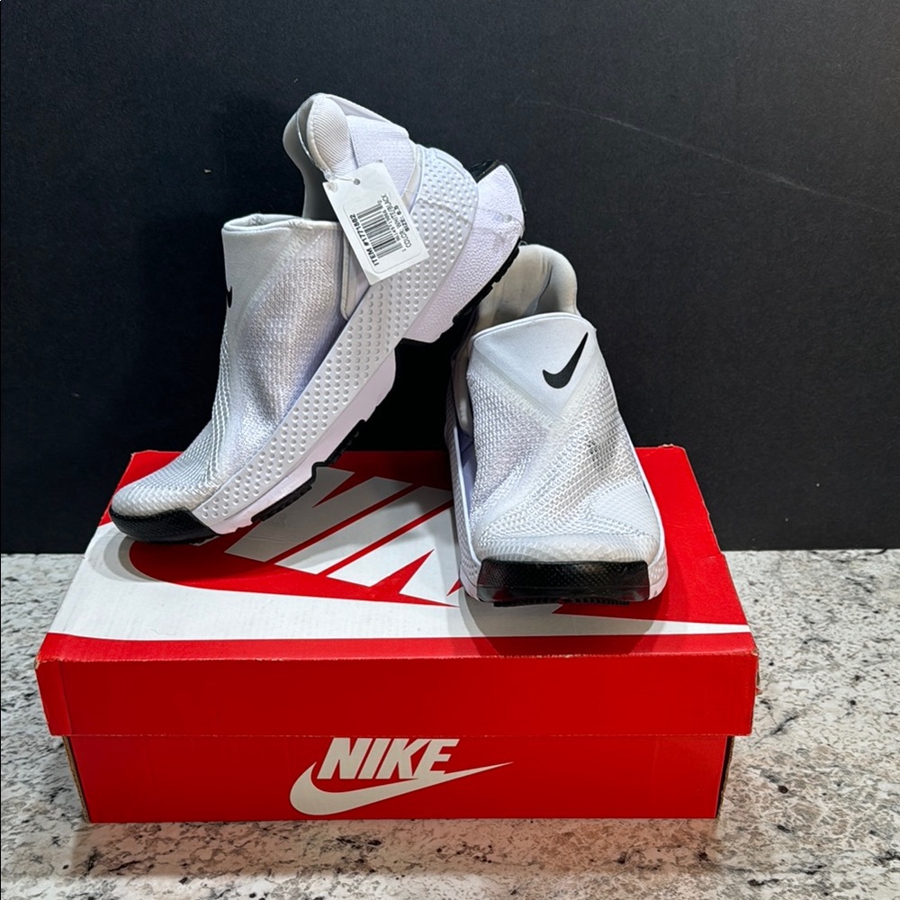 Nike  Go Flyease Women's White/Black  Slip-On Shoes. NWT. Size 6.5.